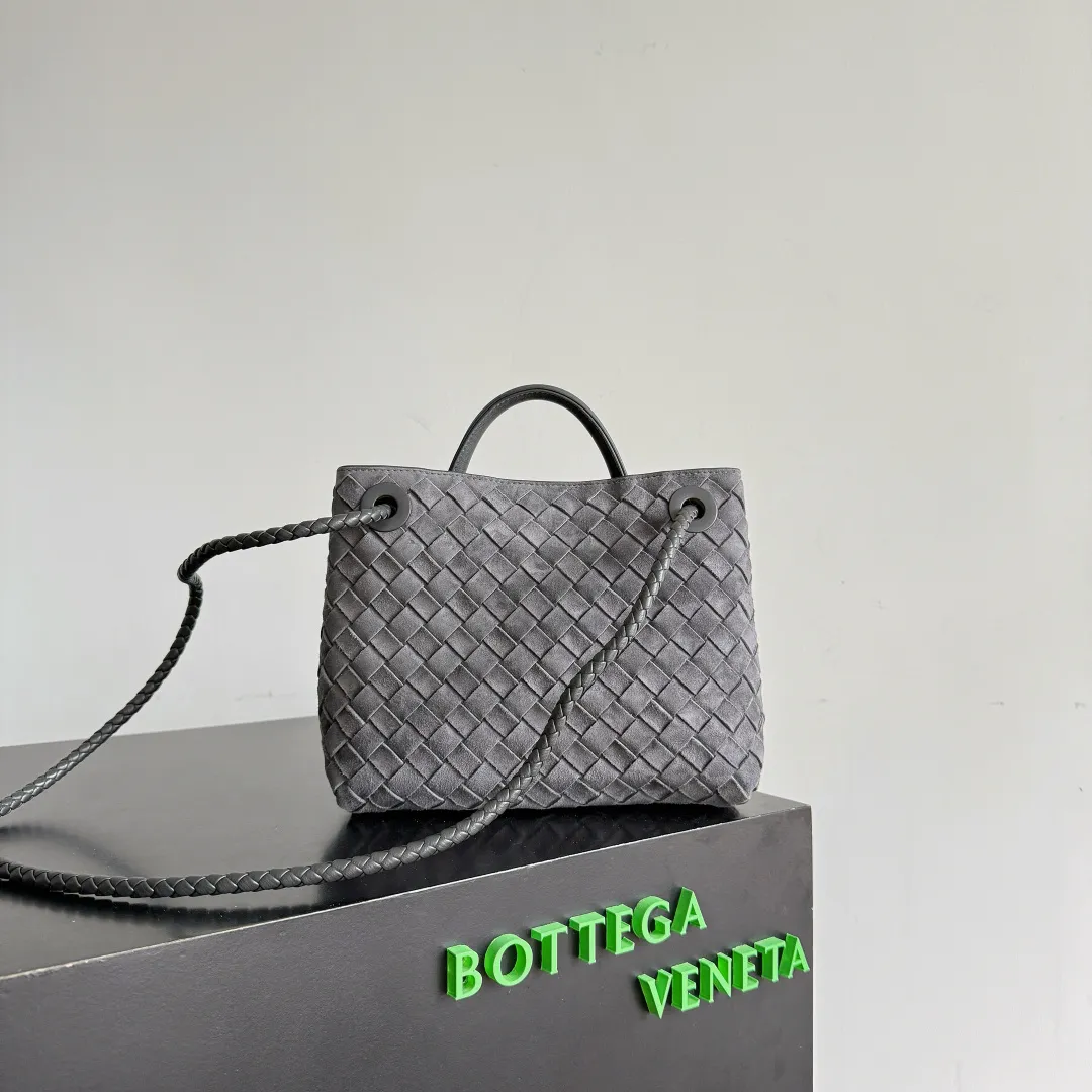 The 2023 new Andiamo batch of 1960 BV has been shipped‼ ️Really popular🔥The new Andiamo woven handbag launched by Bottega Veneta this season is really popular all over the world! ! Celebrities at home and abroad have worn it, and Oscar-winning actress Michelle Yeoh has taken it out on the street. Song Jia, Trai Yara, Yu Feihong, Sanji Ayaka, Rosie Hunting-Whiteley, Yoshioka Riho, etc. have all picked up this bag. It is classic and versatile, showing off its temperament, and the bag capacity is also large, which is very convenient for daily commuting! ! A variety of carrying methods, the shoulder straps can be adjusted by yourself, the original lambskin feels soft and delicate, and the neutral style is created to break gender boundaries and bring a more practical and longer-lasting use experience. Andiamo, which has both elegant and casual styles, perfectly interprets the true appearance of "fashionable old money style". Style number: 743568 (suede) Size: 25*22*10.5cm